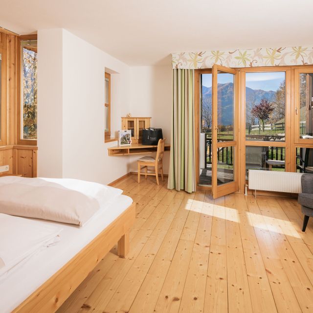Doppelzimmer mit Einrichtung und Aussicht