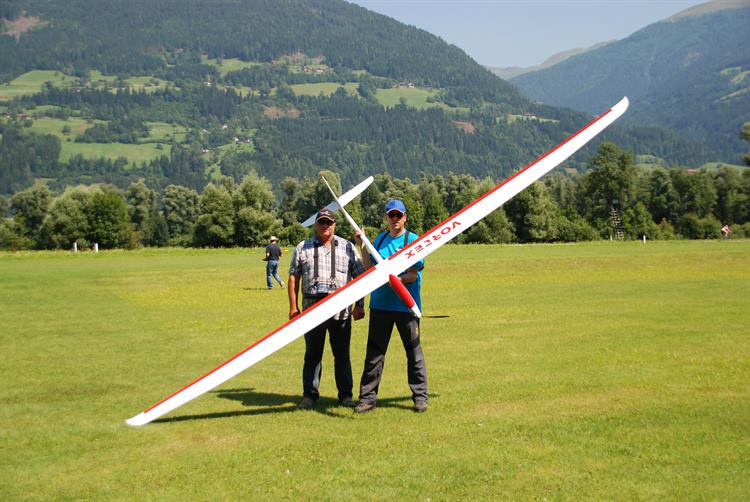 2 Männer mit Modellflugzeug im Drautal