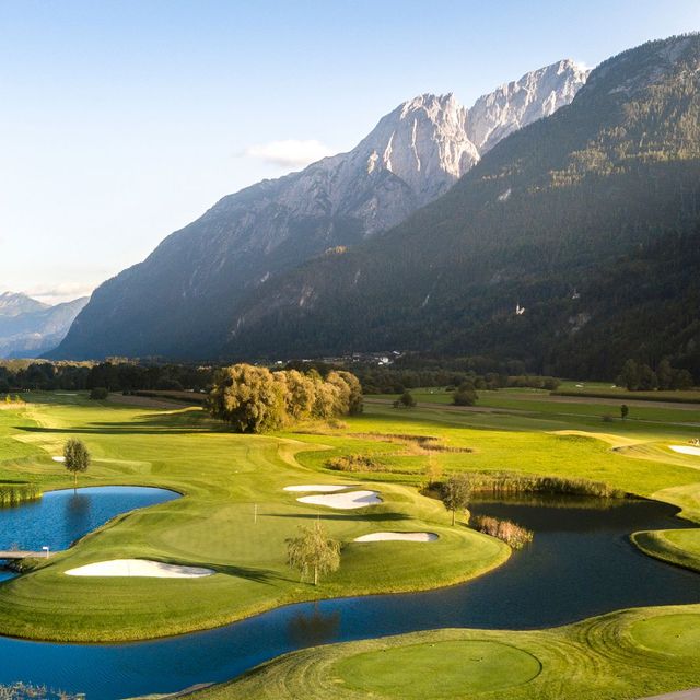 Riesige Golfanlage mit kleinem See im Drautal