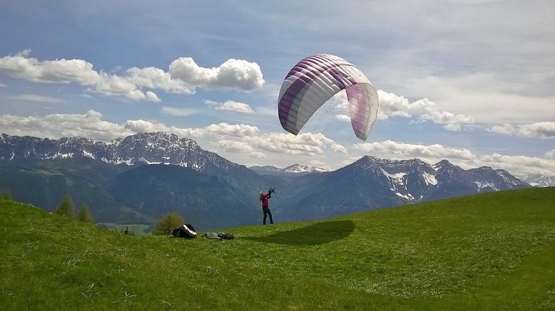 Frau mit Gleitschirm auf der Emberger Alm