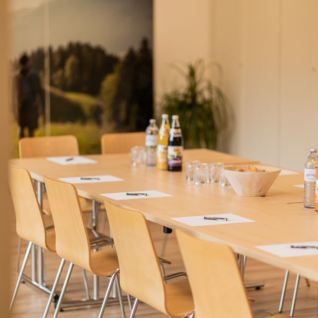 Seminarraum mit Tisch und Getränken