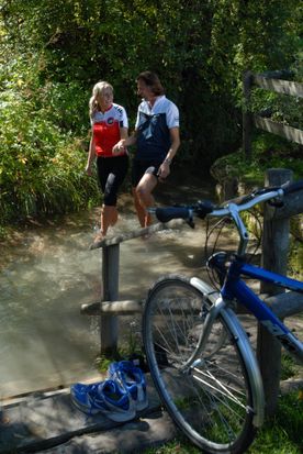 Zwei Radfahrer starten ihre Tour