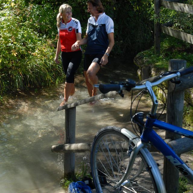 Zwei Radfahrer starten ihre Tour