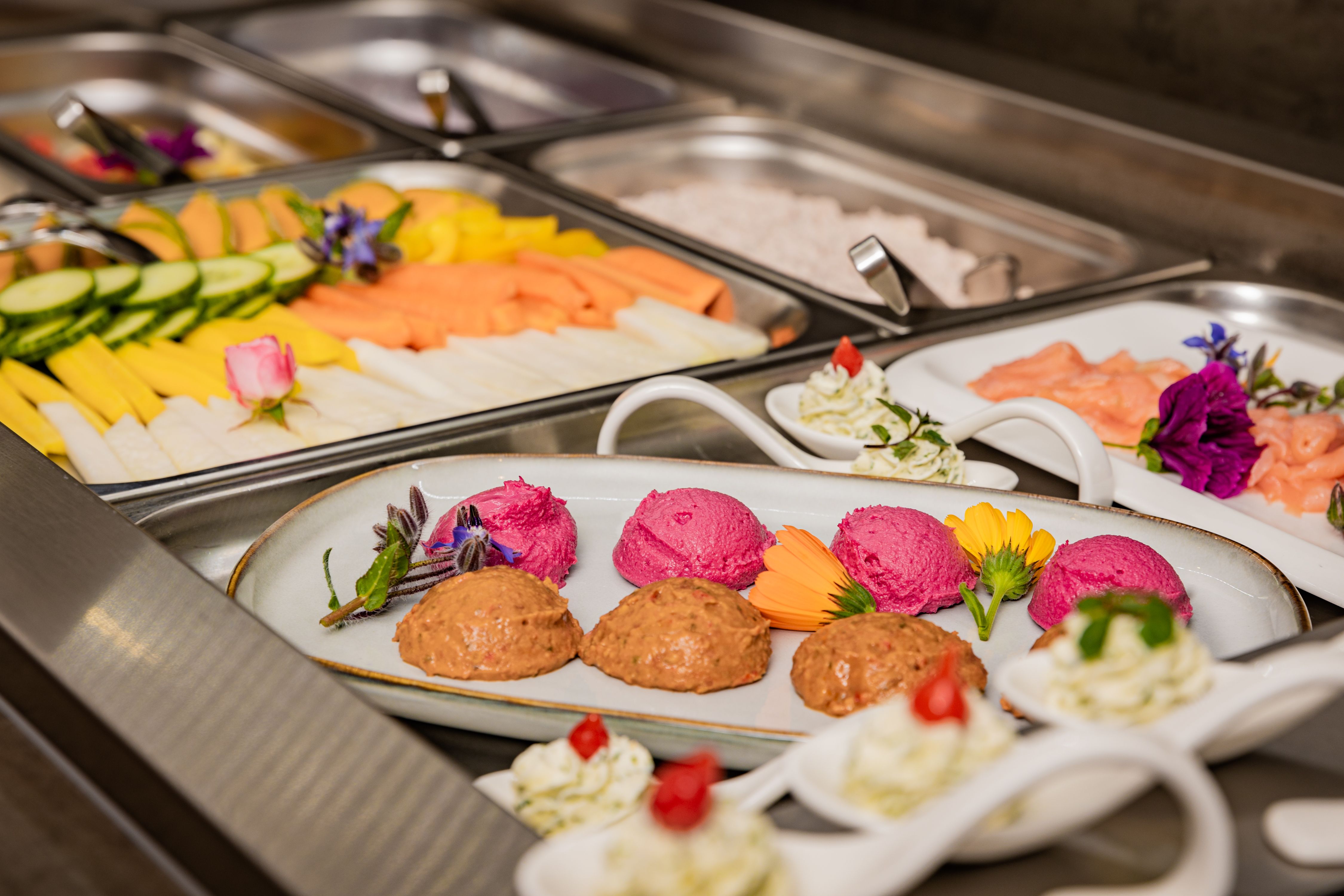 Frühstücksbuffet mit Aufstrichen und Obst