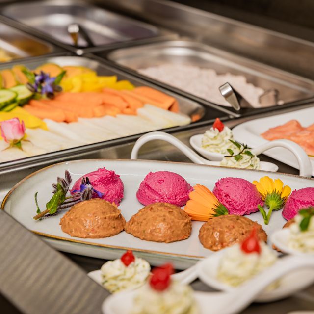 Frühstücksbuffet mit Aufstrichen und Obst
