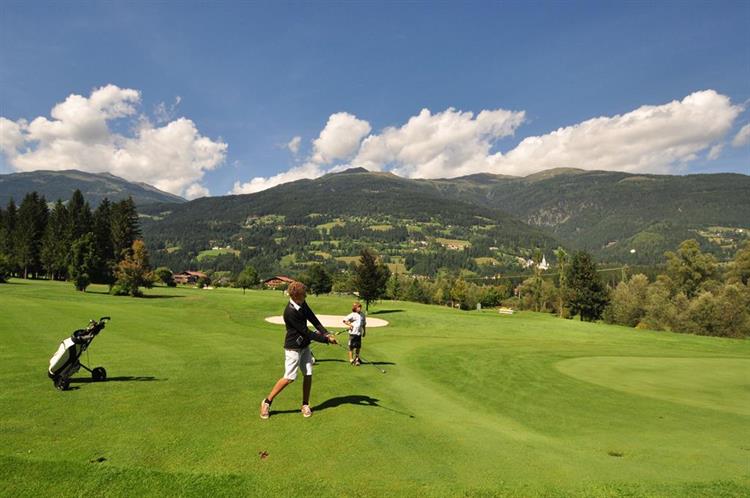 Golfspieler auf großer Golfanlage im Drautal