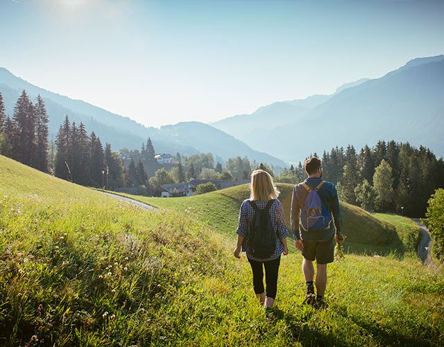 Paar auf Wanderurlaub im Drautal