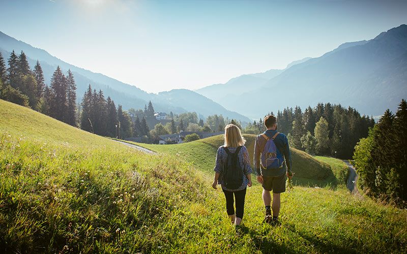 Paar auf Wanderurlaub im Drautal