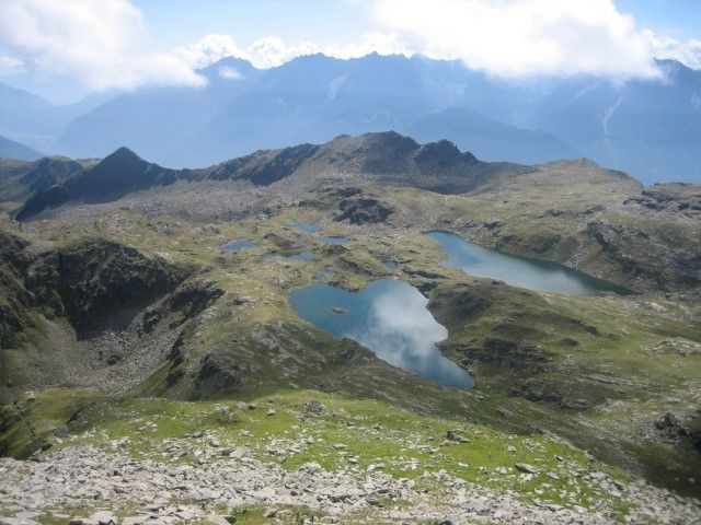 Zwei Seen bei einer Wanderung entdecken