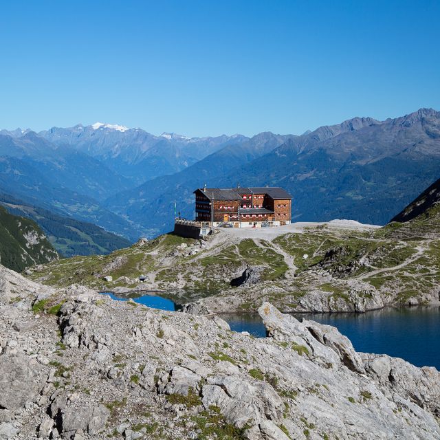 Ansicht der Karlsbaderhütte und dem See