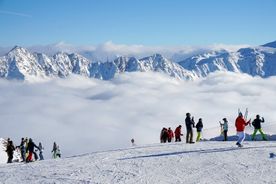Volle Skipiste mit Bergkulisse