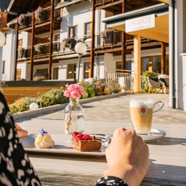 Kaffee und Kuchen auf der Terrasse vorm Eingang