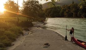 Sandbank der Drau bei einem Sonnenuntergang