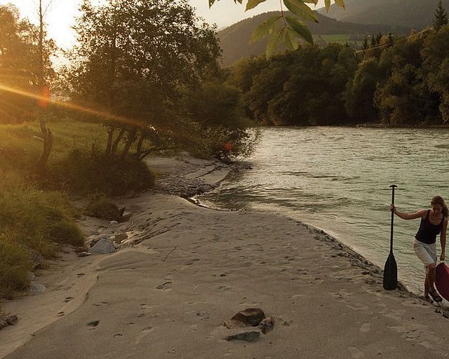 Sandbank der Drau bei einem Sonnenuntergang