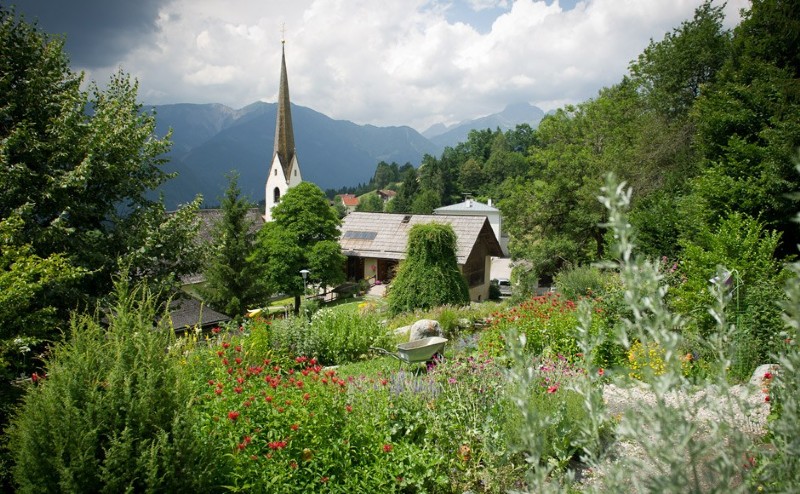 Schaugarten vor dem Pfarrstadl im Kräuterdorf Irschen