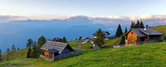 Schöne Aussicht der Hütten auf der Alm