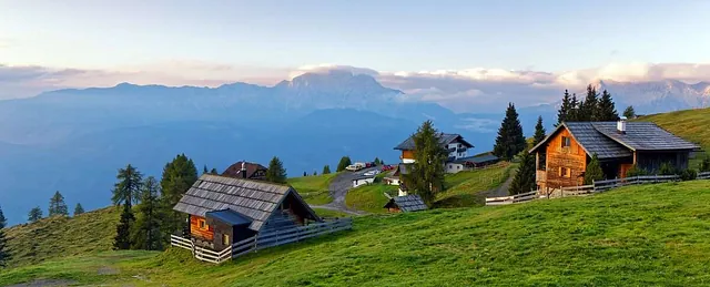 Schöne Aussicht der Hütten auf der Alm