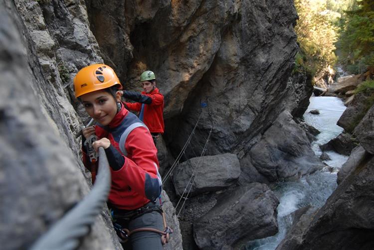 Zwei Mutige klettern im Pirknerklamm