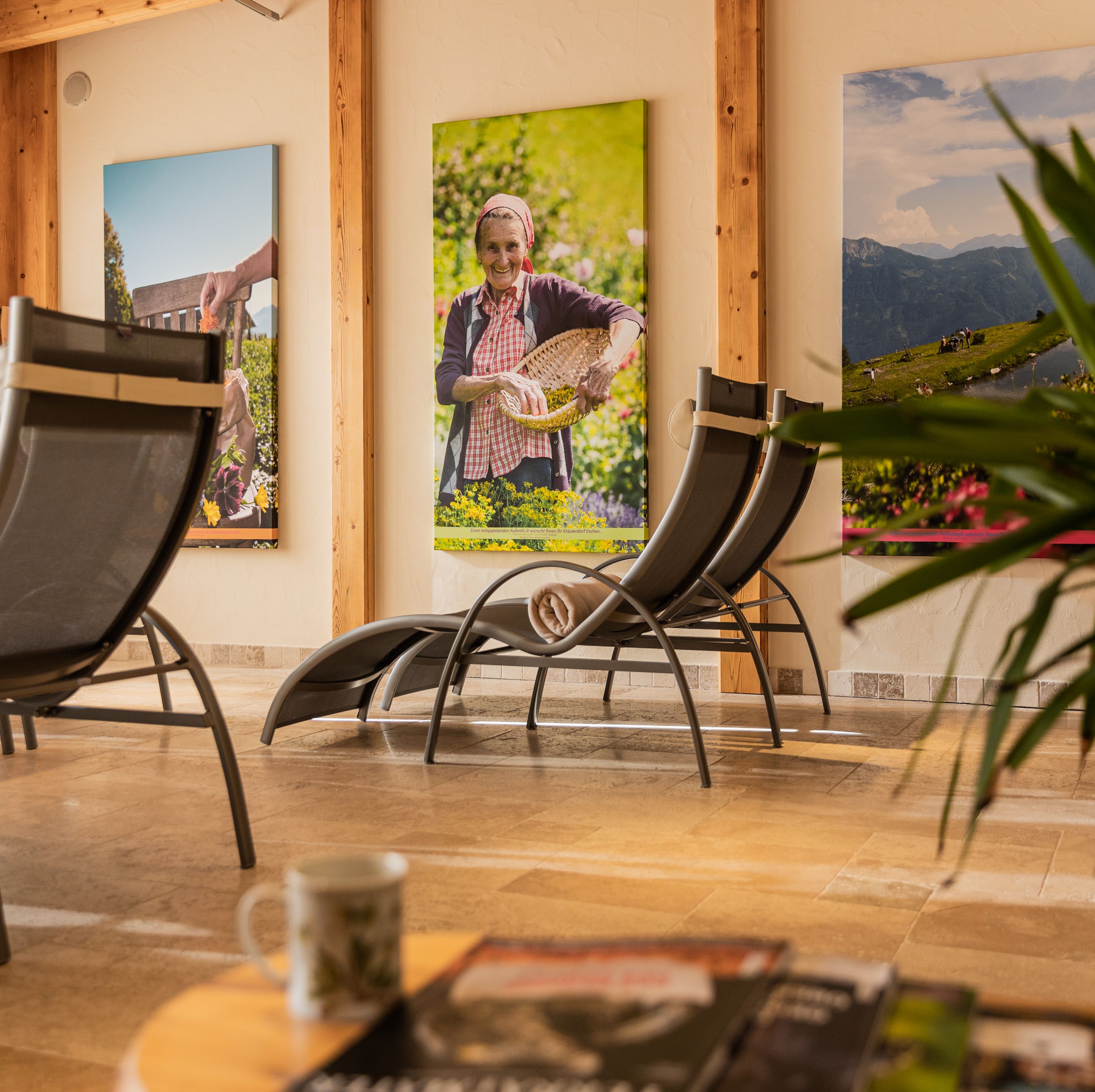 Ruhebereich mit Liegen im Naturhotel Landhof Irschen