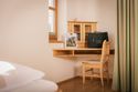 Tisch, Stuhl und Badetasche im Naturzimmer