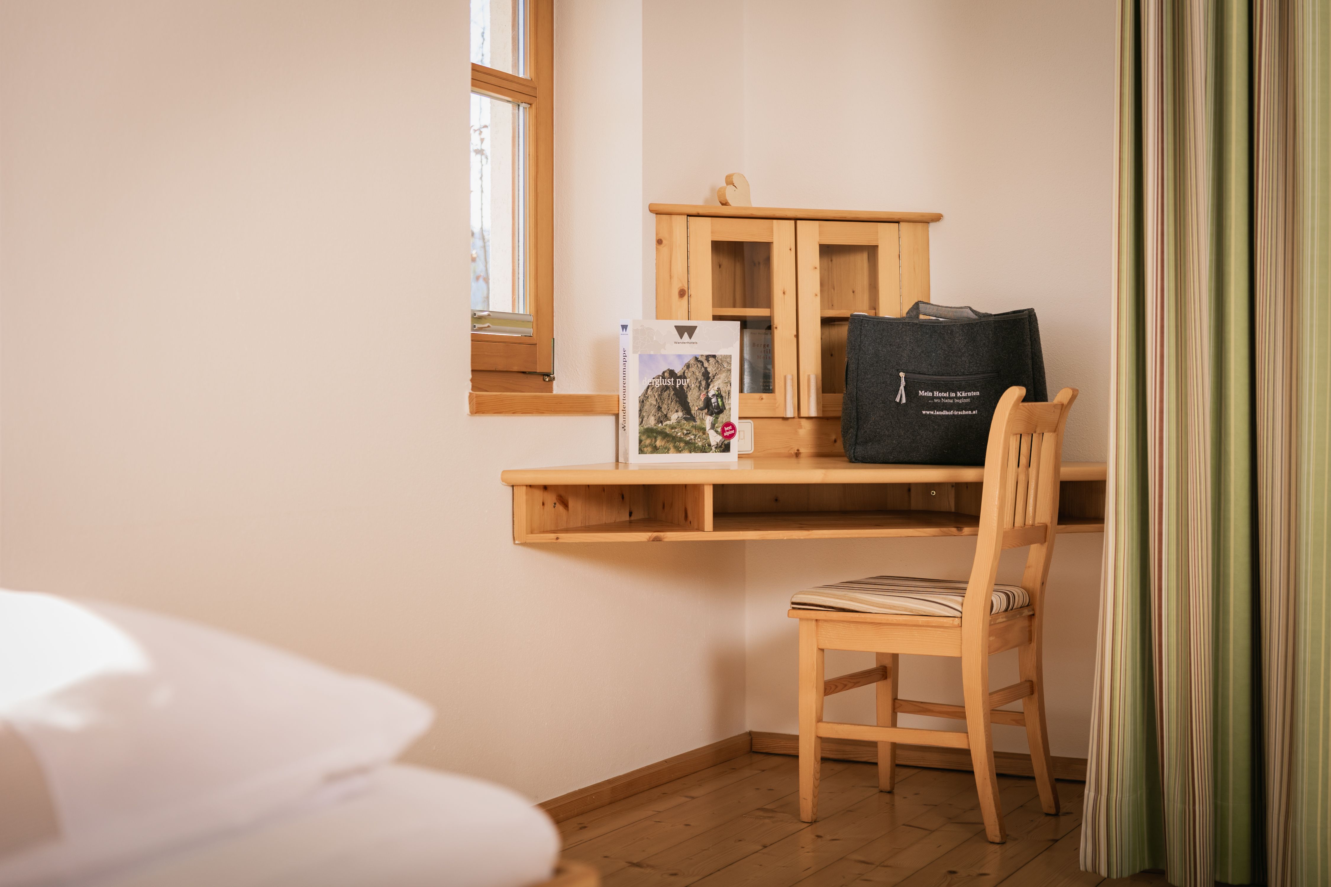 Tisch, Stuhl und Badetasche im Naturzimmer