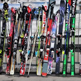 Viele Ski in einem Skiständer