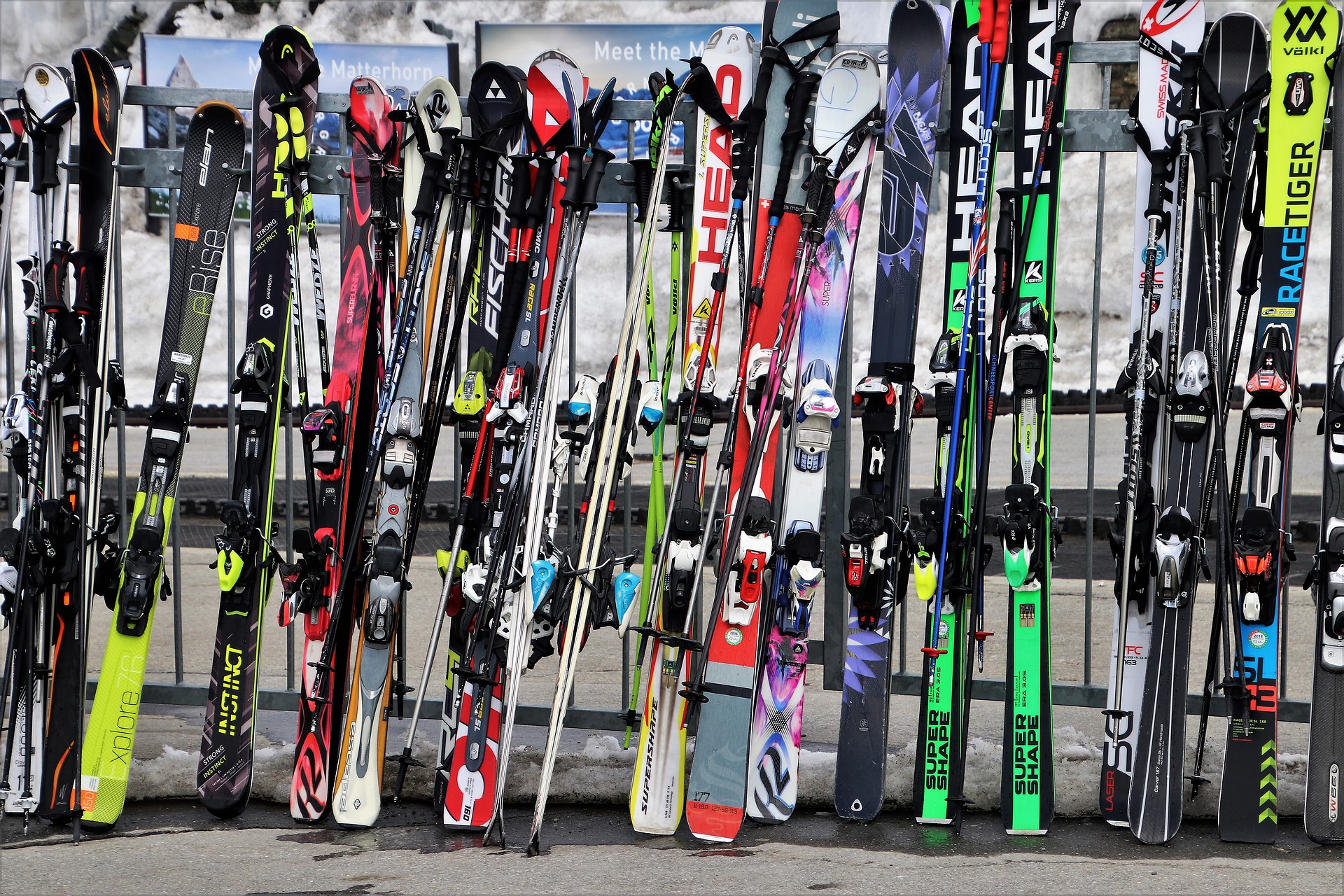Viele Ski in einem Skiständer
