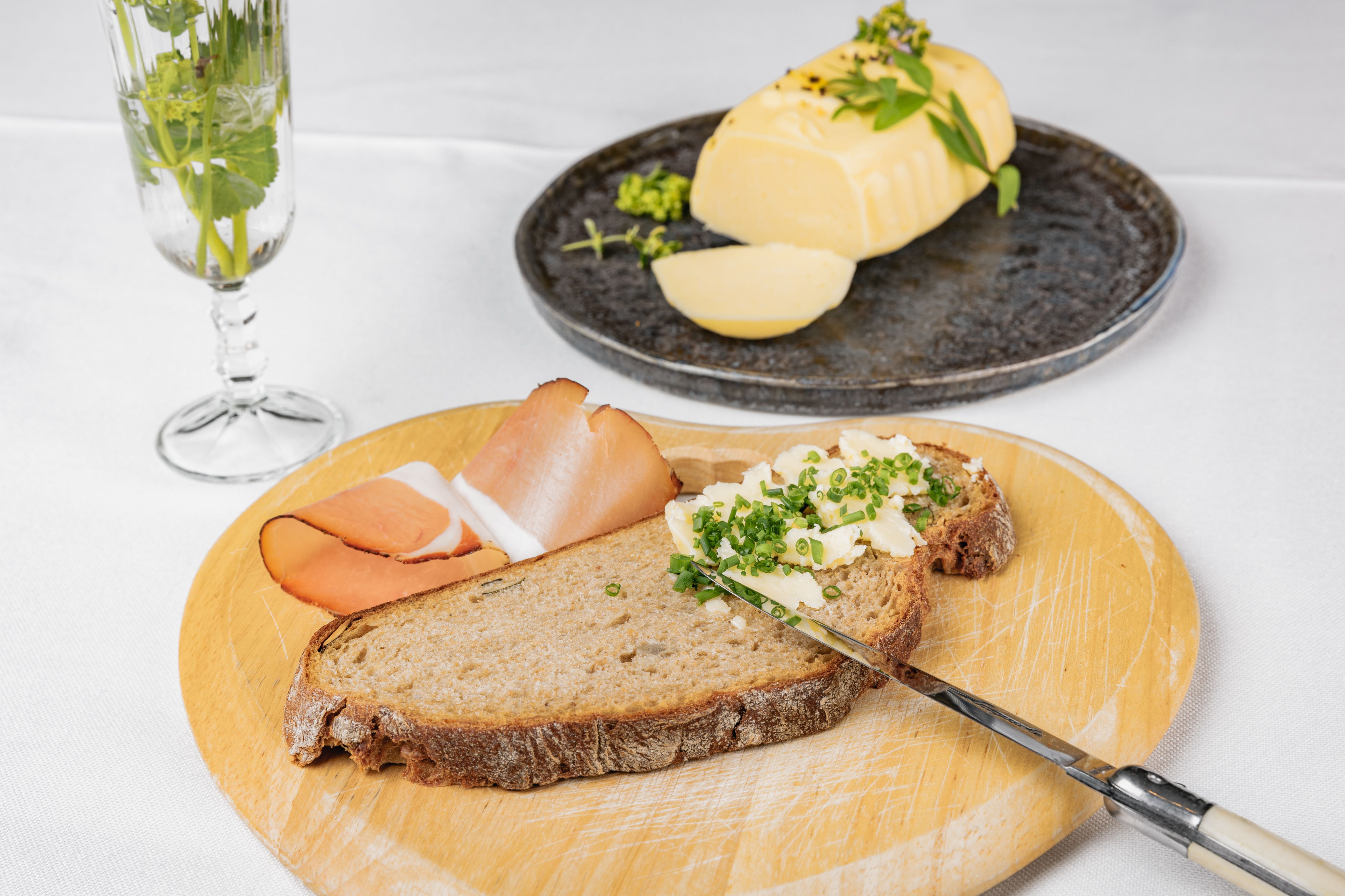 Hausgemachtes Brot mit Bauernbutter