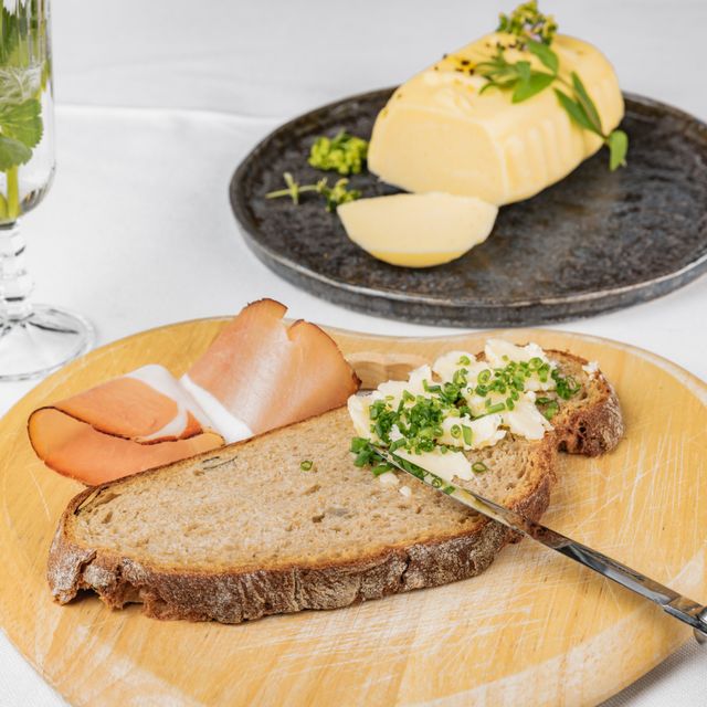 Hausgemachtes Brot mit Bauernbutter